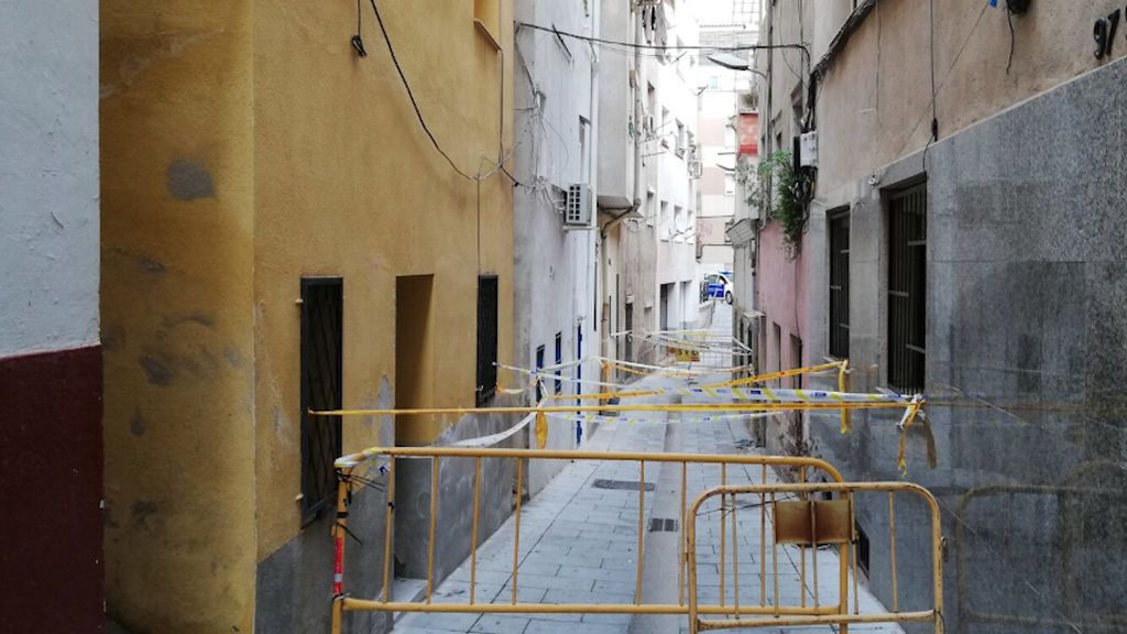 Desalojados una veintena de vecinos por riesgo de derrumbamiento del edificio donde viven en Barcelona Desalojados una veintena de vecinos por riesgo de derrumbamiento del edificio donde viven en Barcelona