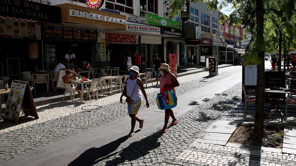 Turistas con mascarilla en Portimao, Portugal