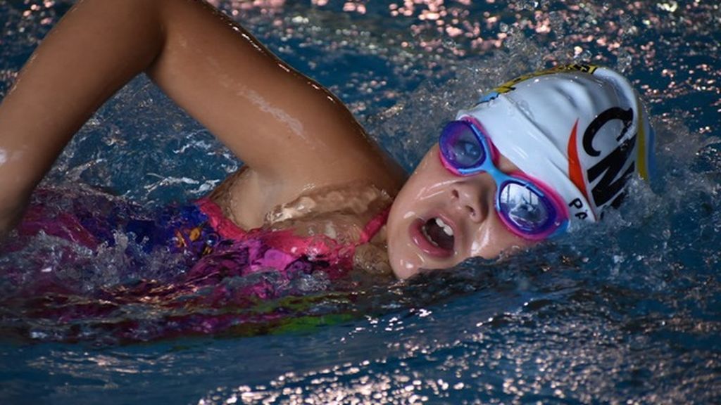 Paloma compitiendo con su club de natación