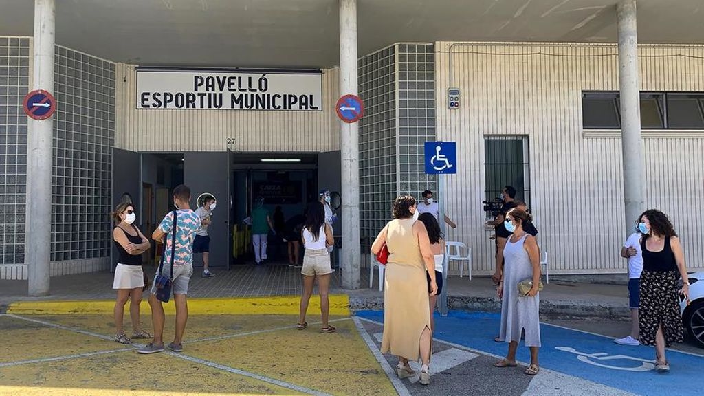 Los vecinos de Benigànim, en Valencia, esperan para hacerse PCR