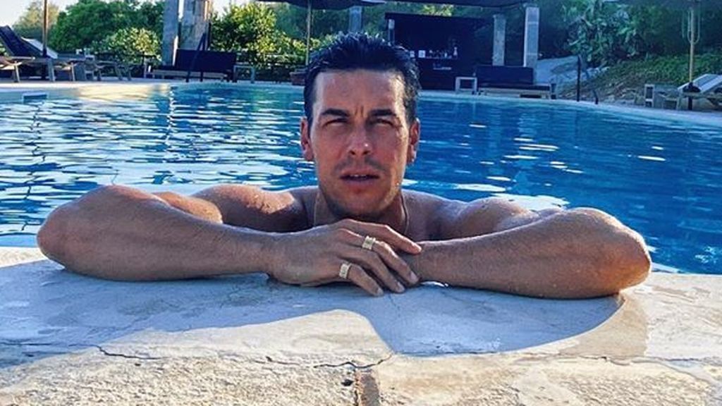 Primer posado de pareja: Mario Casas y Déborah François, de vacaciones en Mallorca con la familia de él