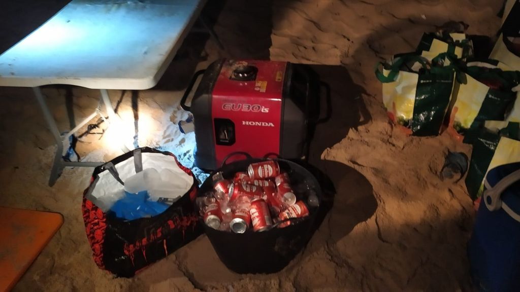 Más de un centenar de personas bailan y beben en una fiesta ilegal en una playa de Tarifa Más de un centenar de personas bailan y beben en una fiesta ilegal en una playa de Tarifa