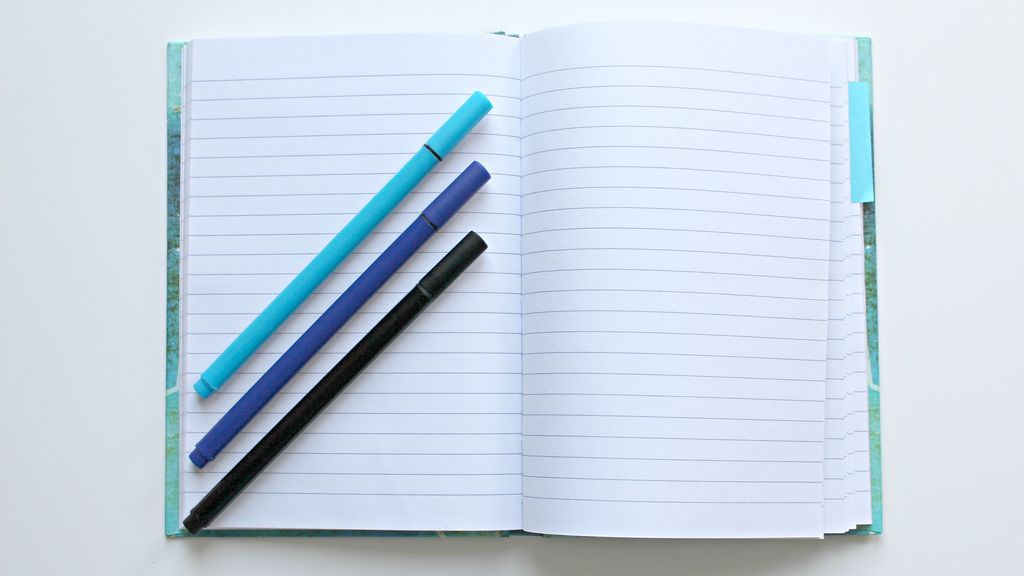 Hay dos maneras principales de forrar libros de forma sencilla. Hay dos maneras principales de forrar libros de forma sencilla.