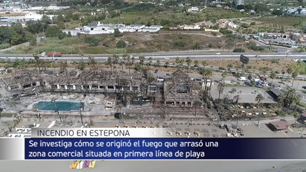 Investigan cómo se originó el fuego que arrasó una zona comercial en la playa de Estepona, Málaga