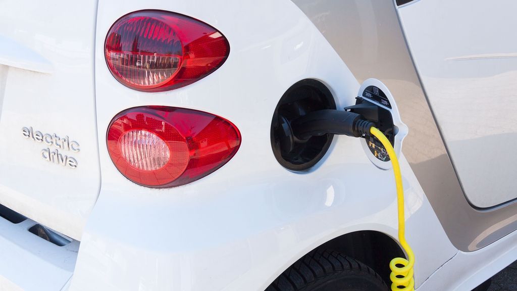 Los híbridos enchufables también pueden cargarse como un coche eléctrico. Los híbridos enchufables también pueden cargarse como un coche eléctrico.