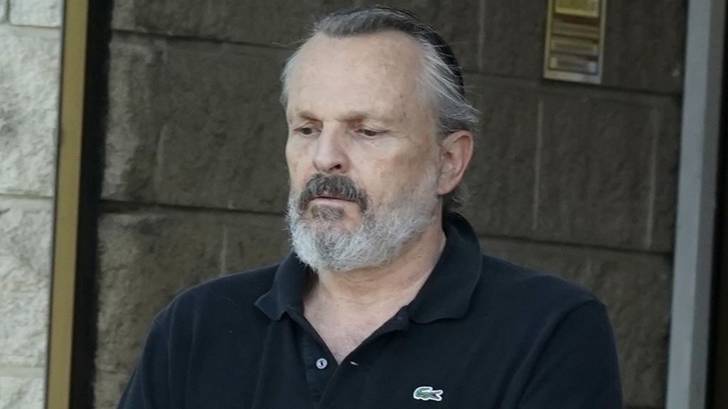 Miguel Bosé lanza un comunicado tras desaparecer de las redes sociales: "Ejercen la censura y el control de la información"