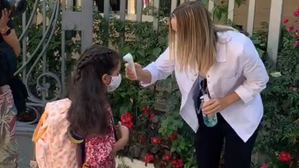 Control de temperatura a la entrada de una escuela en Barcelona