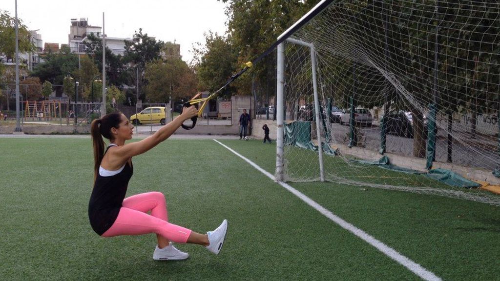 mujer entrenando con TRX