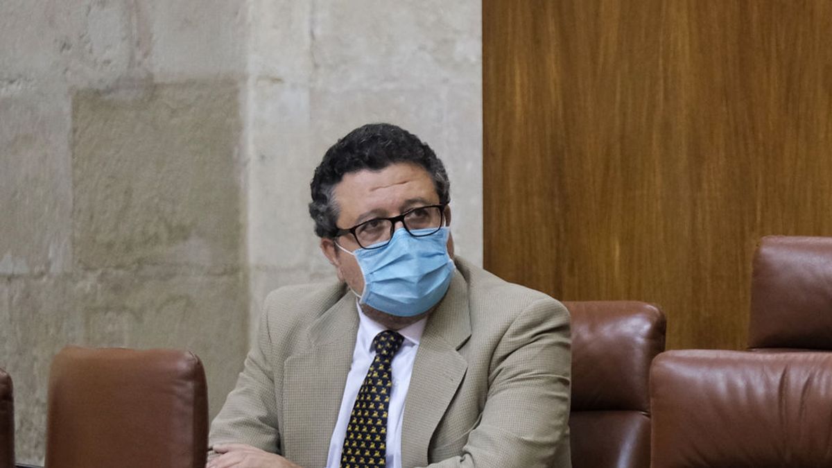 Serrano deja su escaño en el parlamento andaluz con reproches a Vox: "No merece la pena" Serrano deja su escaño en el parlamento andaluz con reproches a Vox: "No merece la pena"