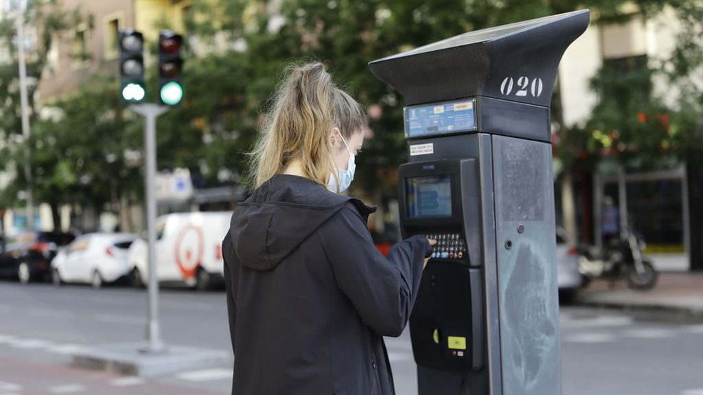 Una joven utiliza un parquímetro del Servicio de Estacionamiento Regulado (SER) de Madrid. Una joven utiliza un parquímetro del Servicio de Estacionamiento Regulado (SER) de Madrid.