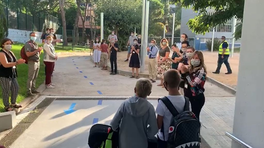 Reciben entre aplausos a los alumnos de una escuela en Barcelona que afrontan su primer día de cole