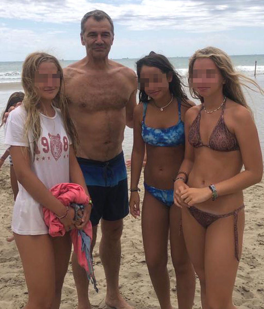 Toni Cantó posa con las tres chicas a las que rescató