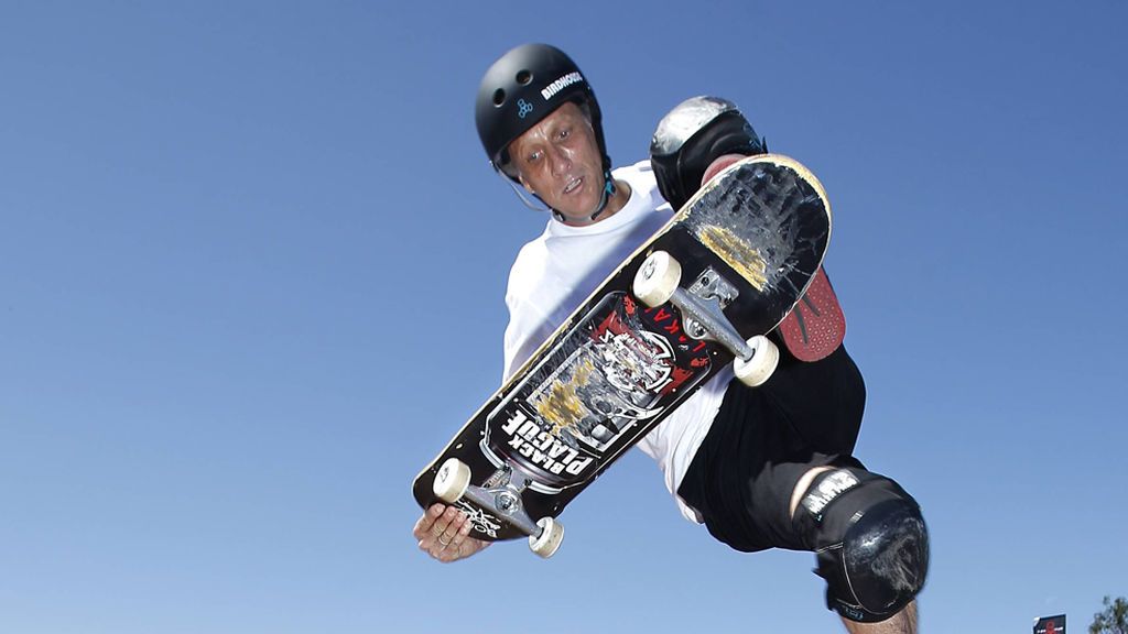 Tony Hawk supera el reto del vaso de leche en skate a sus 52 años