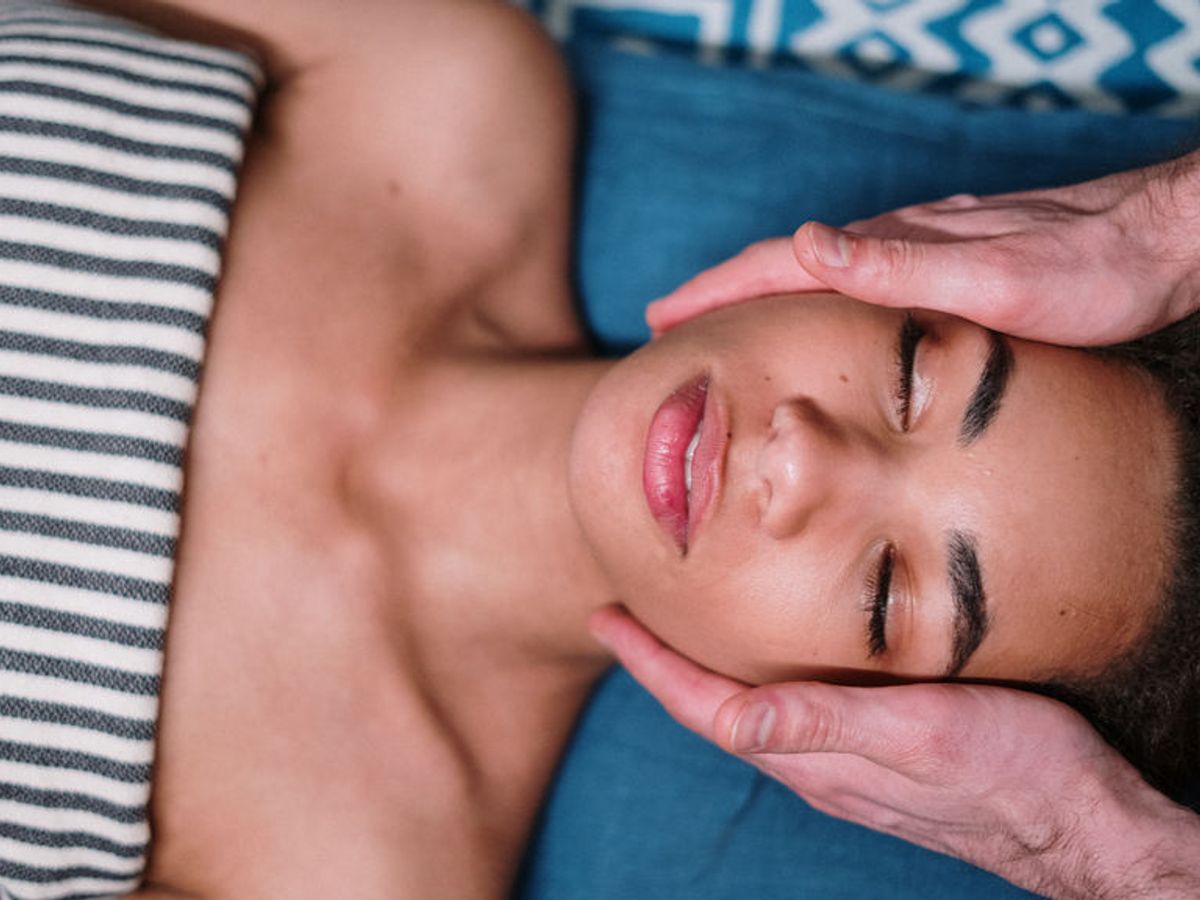 Un buen masaje facial casero, el mejor aliado para aliviar el estrés de la  cara