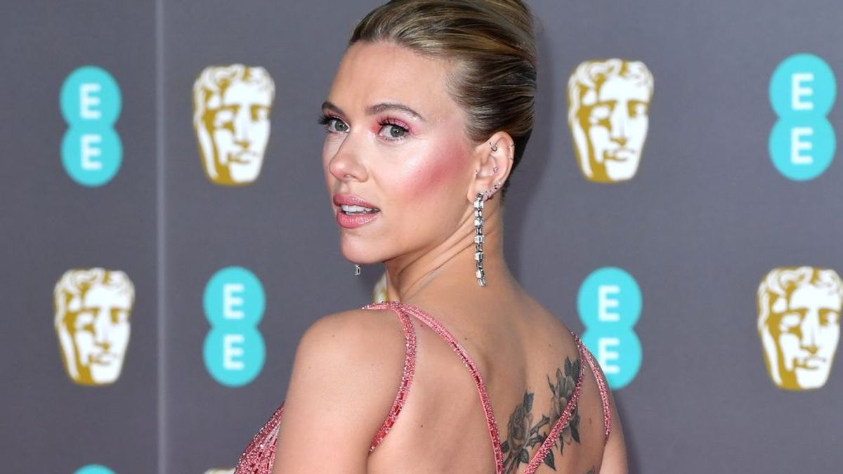 Scarlett Johansson: analizamos sus 8 tatuajes.