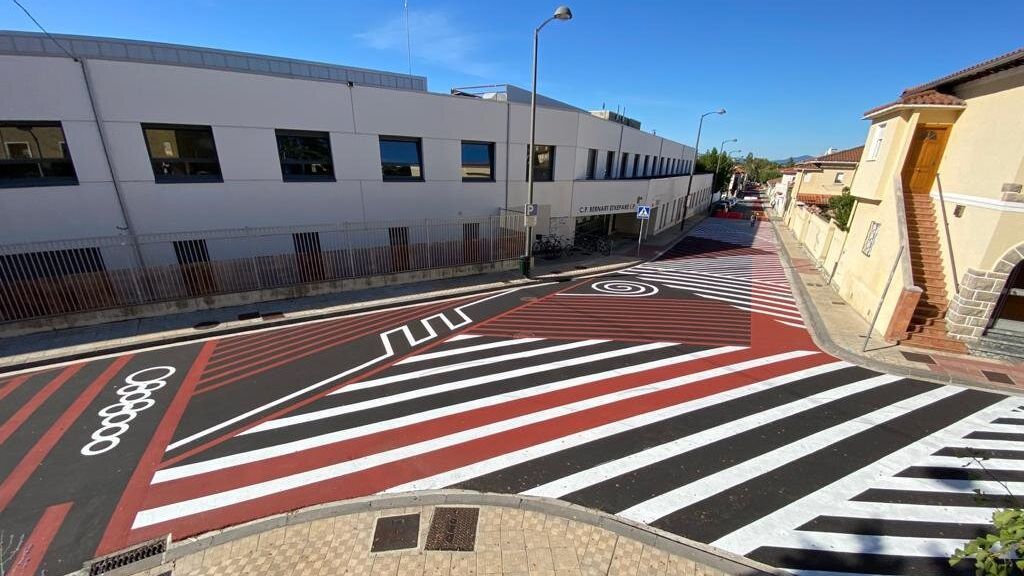 El carril bici de un barrio pamplonés desconcierta a los vecinos: "Te tienes que tomar una biodramina para pasar" El carril bici de un barrio pamplonés desconcierta a los vecinos: "Te tienes que tomar una biodramina para pasar"