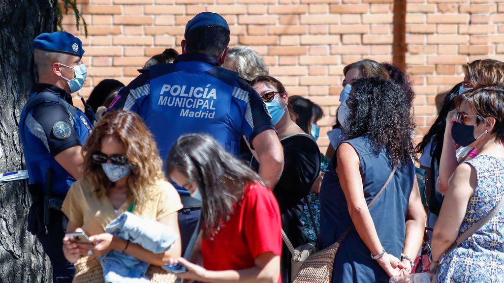 La Comunidad de Madrid pide disculpas por las aglomeraciones y reorganiza los test Covid para docentes La Comunidad de Madrid pide disculpas por las aglomeraciones y reorganiza los test Covid para docentes