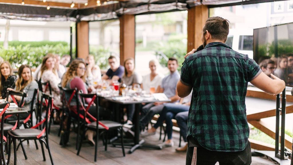 ¿Tienes miedo a hablar en público? 8 consejos para superarlo - Uppers