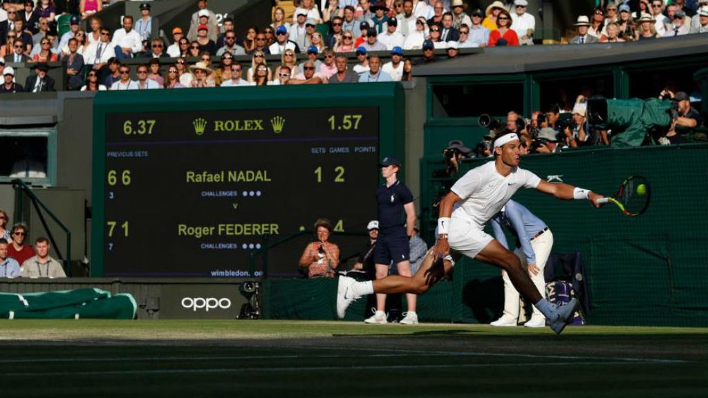 Rafa Nadal golpeando la pelota de tenis durante un partido de Wimblendom