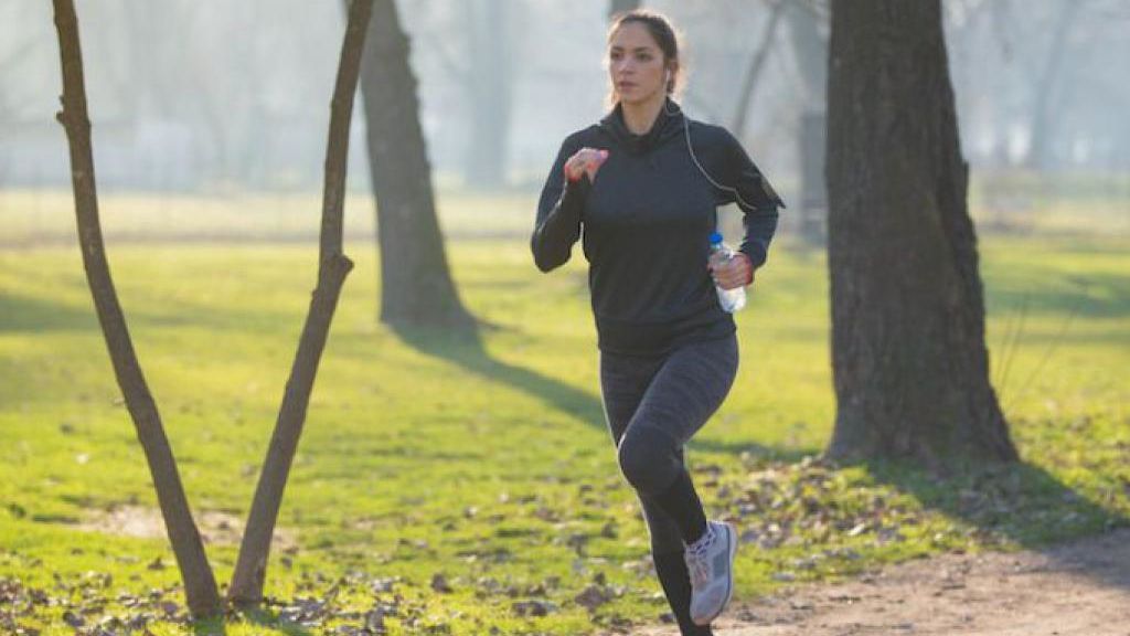 mujer haciendo deporte en invierno