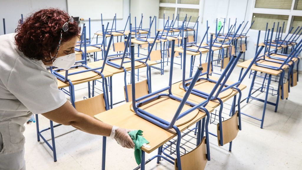 Una señora de la limpieza higieniza las clases ante la vuelta al cole más atípica