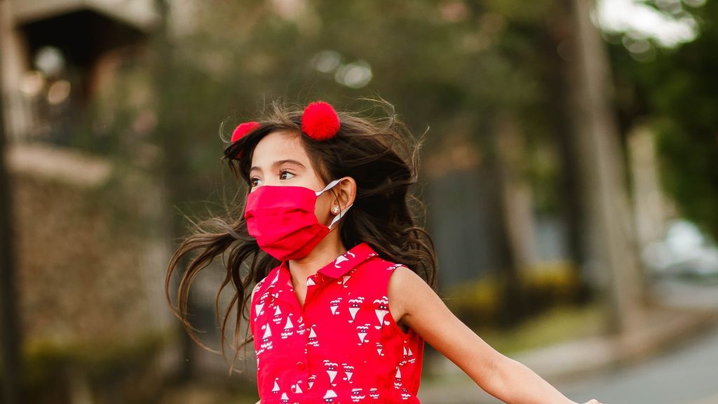 Los lunes, a clase con la mascarilla roja Los lunes, a clase con la mascarilla roja