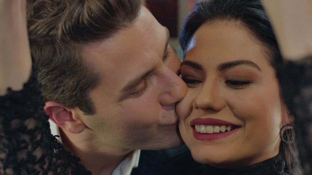 Lale sorprende a Onur por su cumpleaños