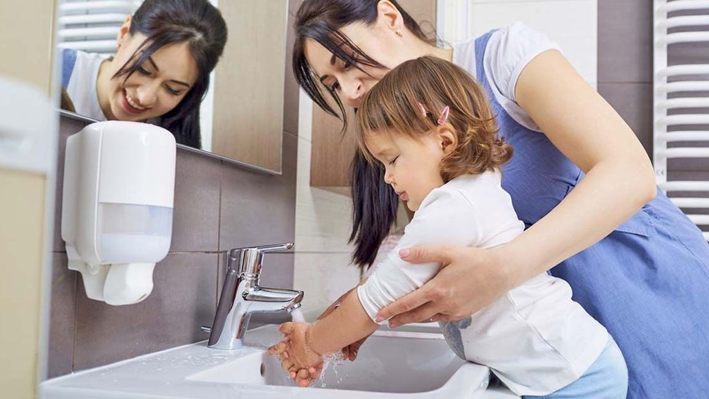Además, habrá que inculcarles a los pequeños diversos hábitos higiénicos, como lavarse las manos con frecuencia.