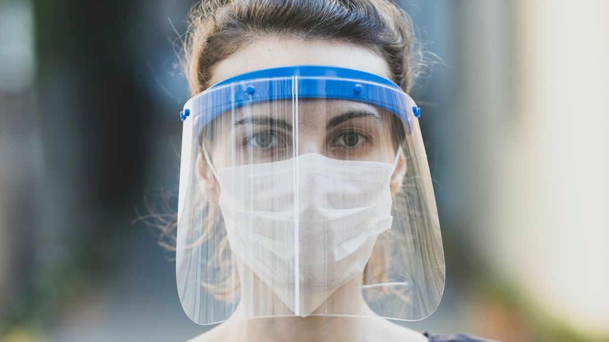 La eficacia de los protectores faciales de plástico y las mascarillas con válvulas, según un estudio