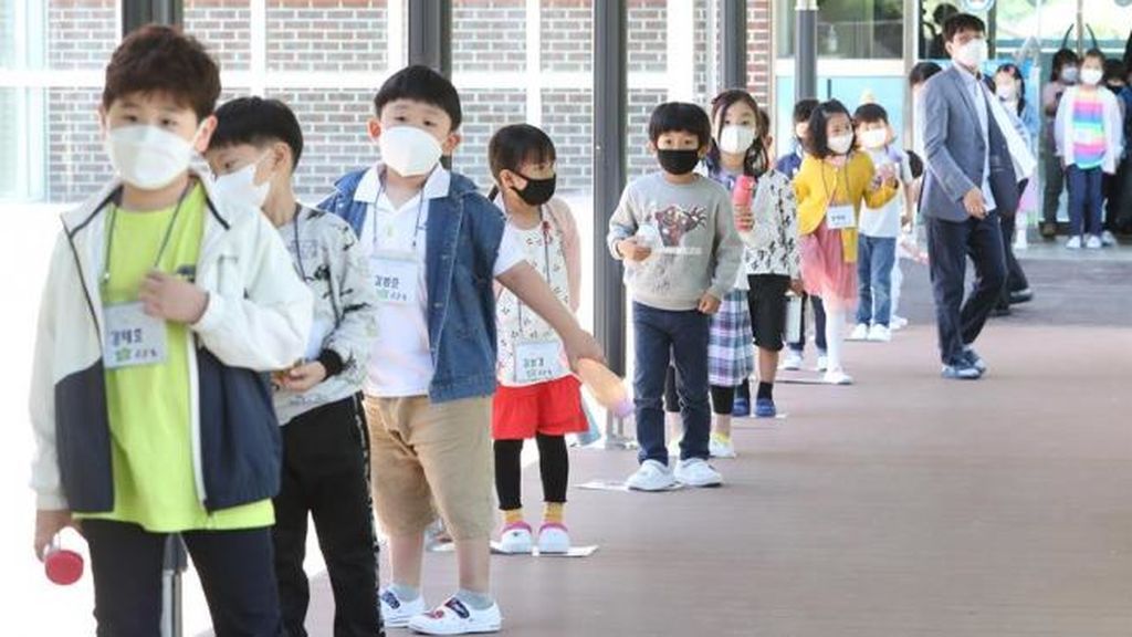 En otros puntos del mundo, el colegio ya ha comenzado y se mantiene la mascarilla y la distancia interpersonal.