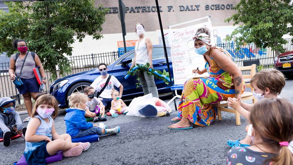 Clases en la calle: Nueva York ensaya una solución con la que combatió plagas hace un siglo Clases en la calle: Nueva York ensaya una solución con la que combatió plagas hace un siglo