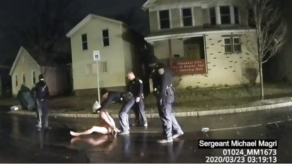 Desnudo, enfermo y con una bolsa en la cabeza: el nuevo vídeo de violencia racista policial en EEUU