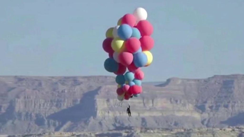 Un ilusionista cruza el desierto de Arizona con globos de helio