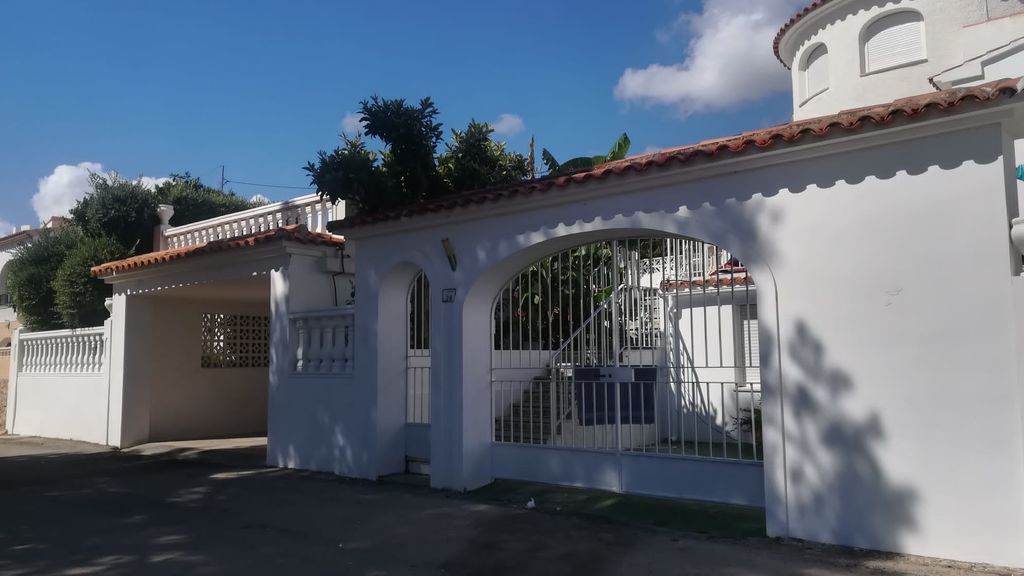 20 jóvenes vascos de 17 y 18 años confinados en un chalet en Calpe (Alicante) contagiados de coronavirus 20 jóvenes vascos de 17 y 18 años confinados en un chalet en Calpe (Alicante) contagiados de coronavirus