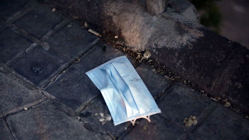 Mascarillas y guantes usados, al cubo de la basura: la campaña para concienci Mascarillas y guantes usados, al cubo de la basura: la campaña para concienci