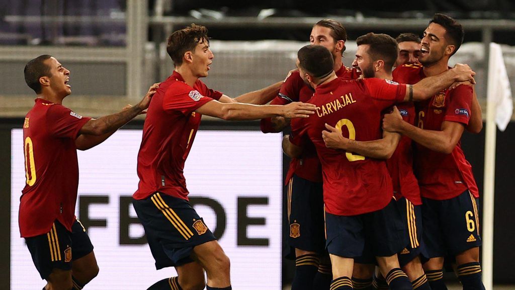 Los jugadores de la Selección celebran el gol de Gayá a Alemania.
