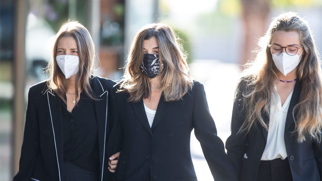 Xandra Falcó con sus hijas durante el sepelio de Jaime Carvajal Hoyos en Madrid