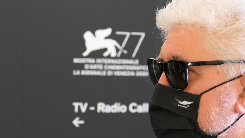 Pedro Almodóvar reaparece en Venecia con una mascarilla Top Manta para presentar su nuevo corto