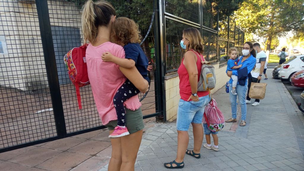 Vuelta a la escuela: "Le he dicho que no más besos y que se lave mucho las manos; lo de no tocar no lo tiene tan claro"