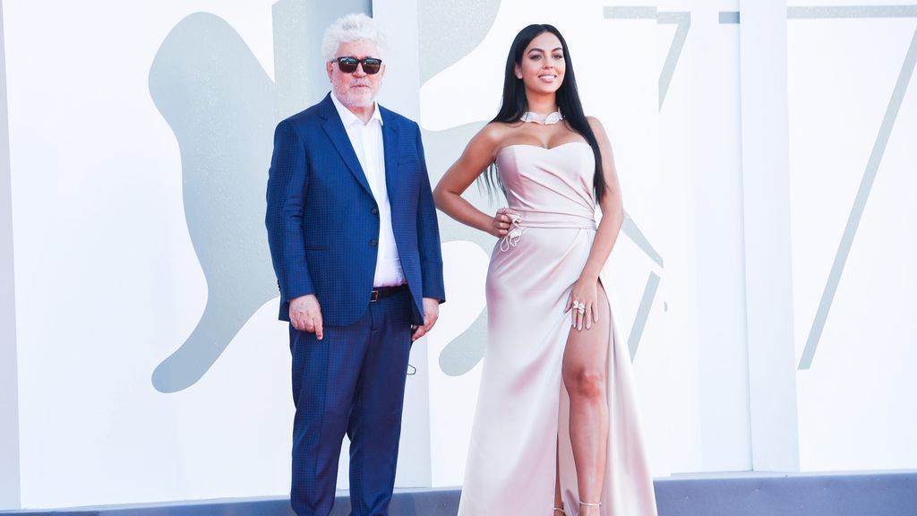Georgina Rodríguez y Pedro Almodóvar, en el festival de Venecia