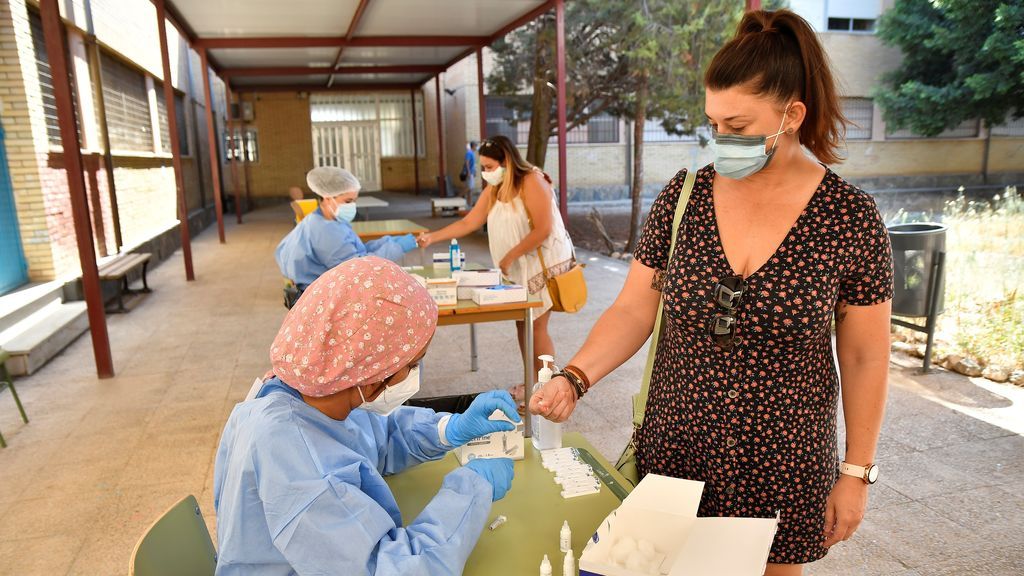 España suma 10.476 contagios de coronavirus y los casos del verano ya superan a los de la primera ola España suma 10.476 contagios de coronavirus y los casos del verano ya superan a los de la primera ola