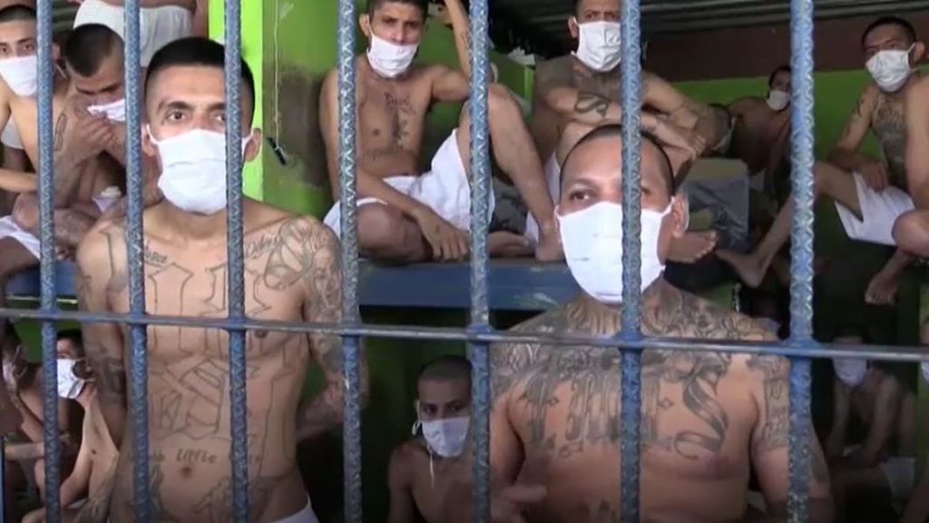 El Salvador muestra su “exitosa” y polémica estrategia de mano dura en sus cárceles