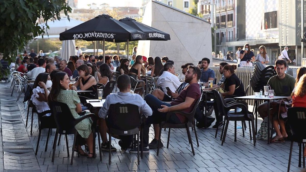 Madrid limita las reuniones a 10 personas y reduce el aforo en bares, comuniones, bodas y velatorios Madrid limita las reuniones a 10 personas y reduce el aforo en bares, comuniones, bodas y velatorios