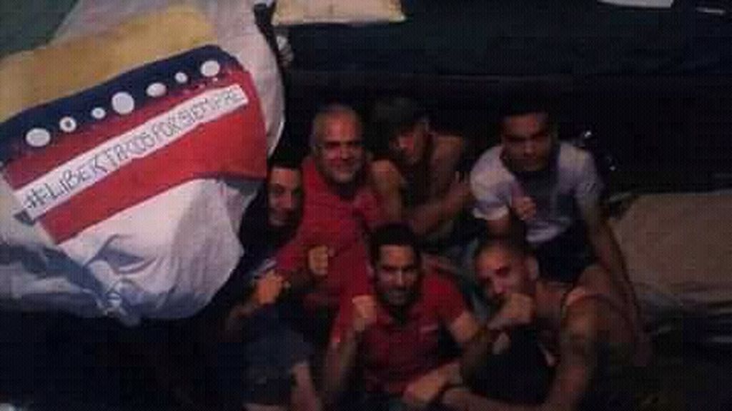Yorfran Quintero y otros compañeros presos políticos en su celda de la prisión militar de Ramo Verde con una bandera venezolana donde se lee “Libertarios por siempre”