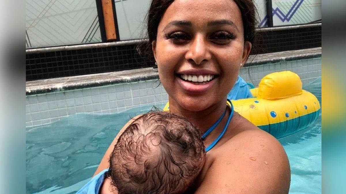 Una influencer conocida por sus discursos motivacionales, acusada de ahogar a su bebé de 7 meses en la bañera