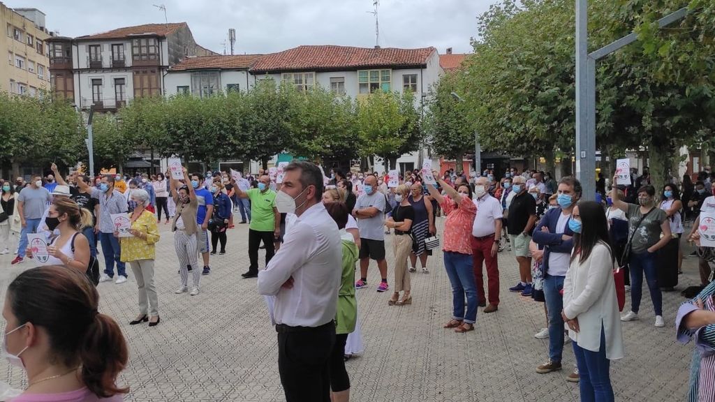 Cientos de vecinos reclaman en Santoña (Cantabria) el retraso del inicio del curso escolar