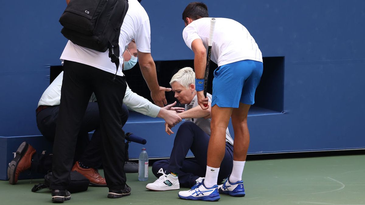 Djokovic es descalificado del US Open por un pelotazo a una juez de línea Djokovic es descalificado del US Open por un pelotazo a una juez de línea