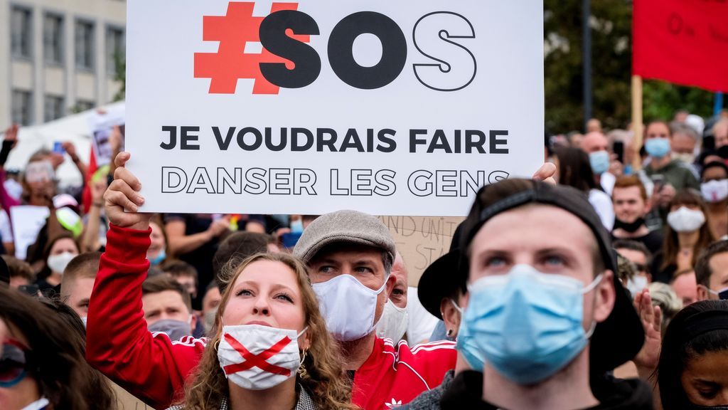 La policía detiene una manifestación contra las medidas por la COVID en Bruselas