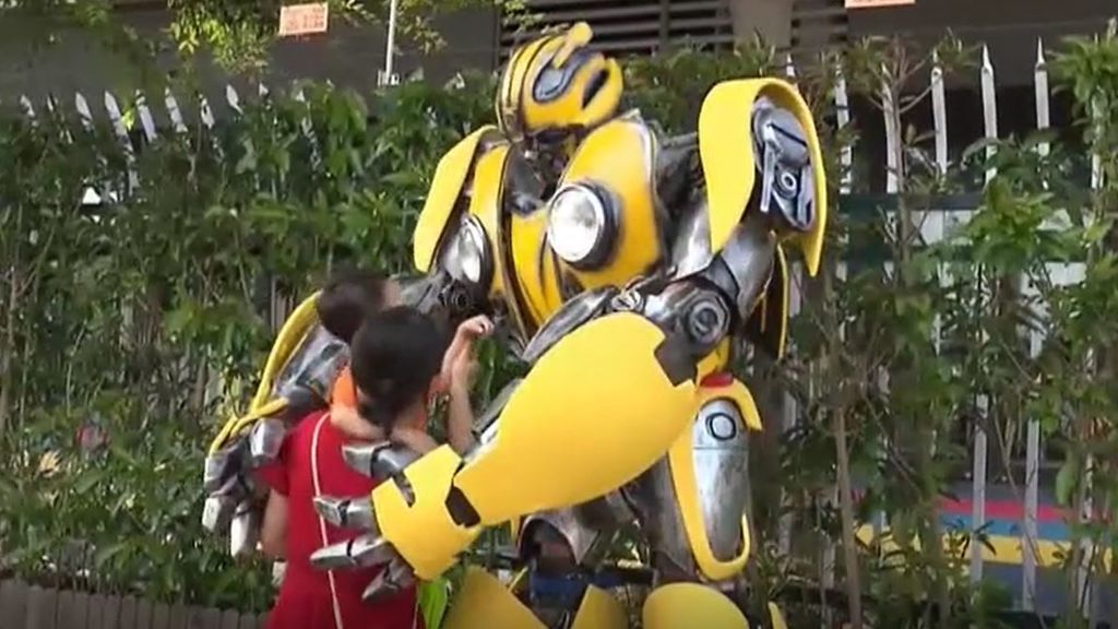 Un padre construye un increíble disfraz robot para ayudar en la vuelta al cole a su hijo
