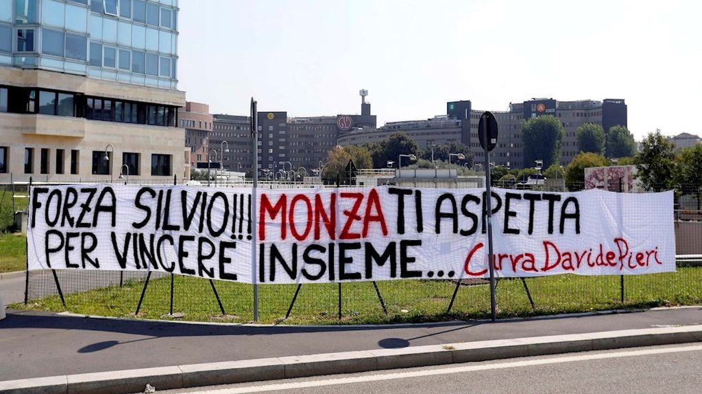 Carteles en apoyo a Berlusconi